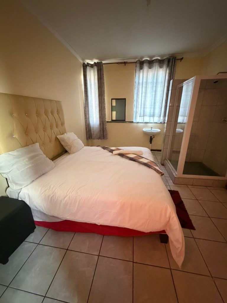Razwi Guesthouse room2