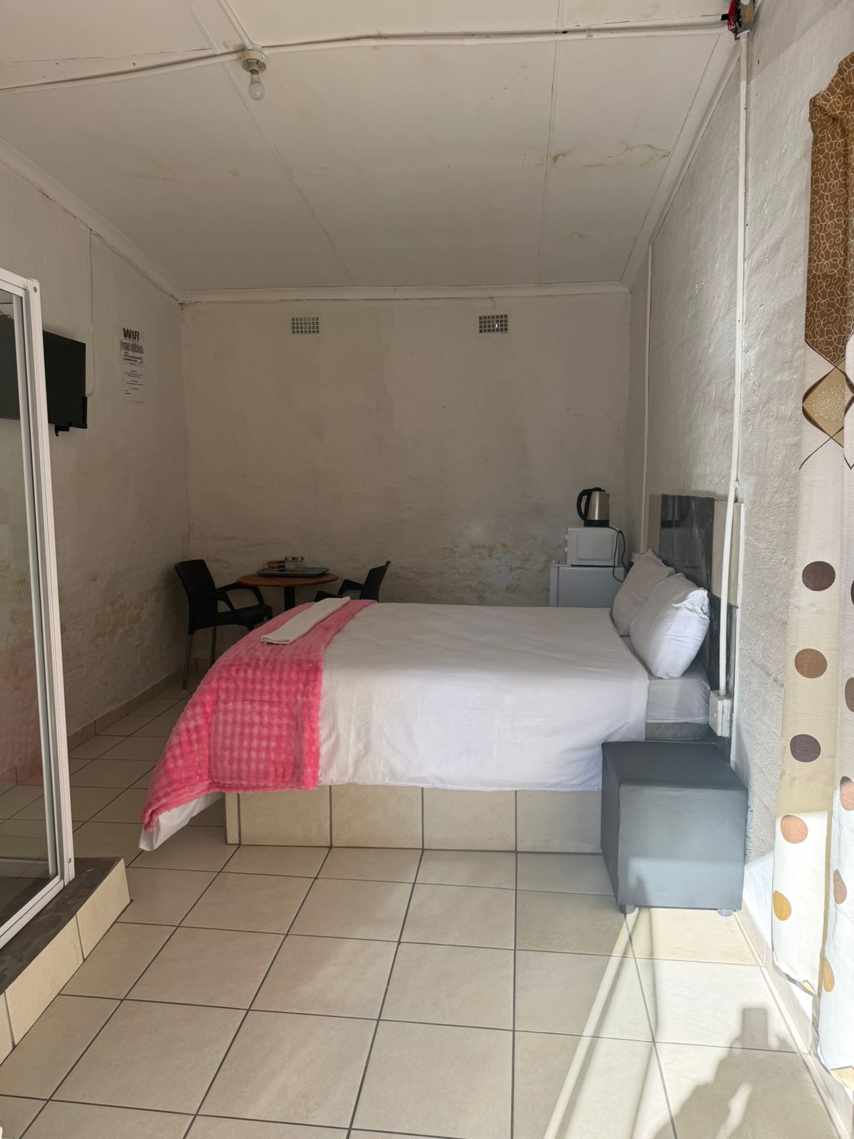 Razwi Guesthouse room4